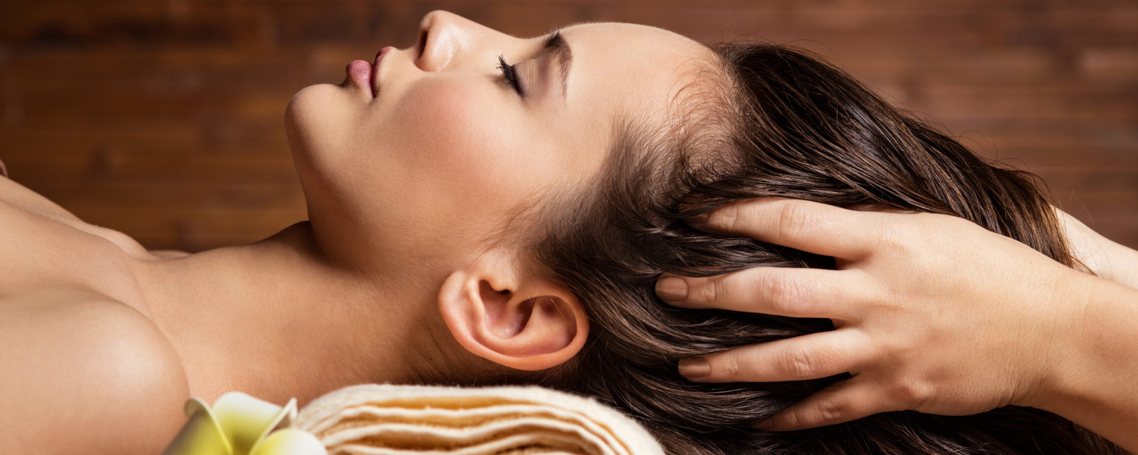 masseur,doing,massage,the,head,and,hair,for,an,woman